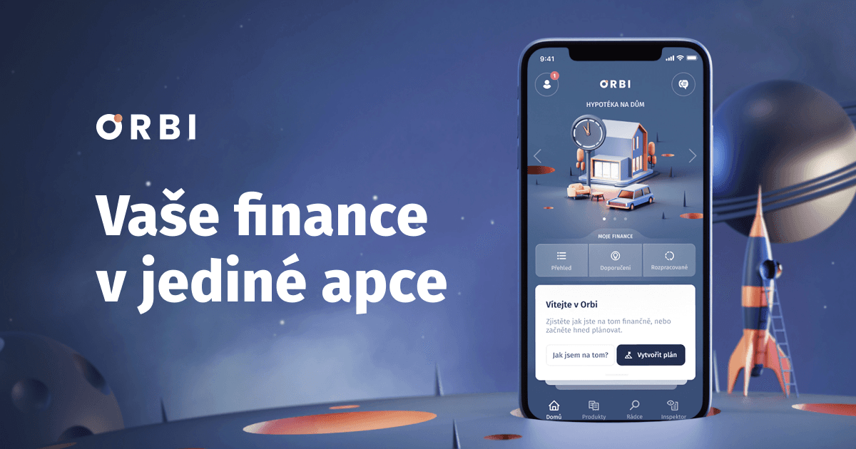 Rodina plánuje rodinný rozpočet s notebookem a kalkulačkou na stole